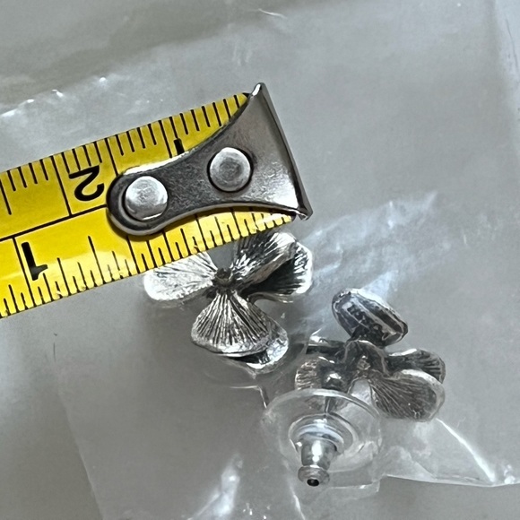 Gorgeous silver Fossil earrings.  These are a lovely pair of earrings earrings.. - Picture 11 of 11